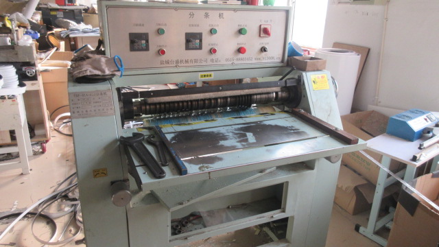 Foam roll slitting machine