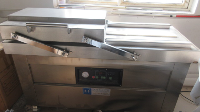 Vacuum packaging machine